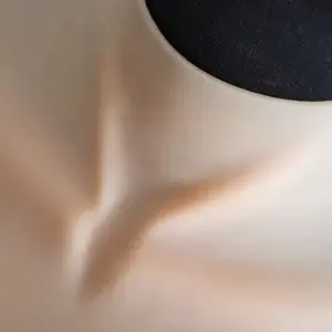 Tropesis silikonová prsa velikost F detail klíčních kostí a krku